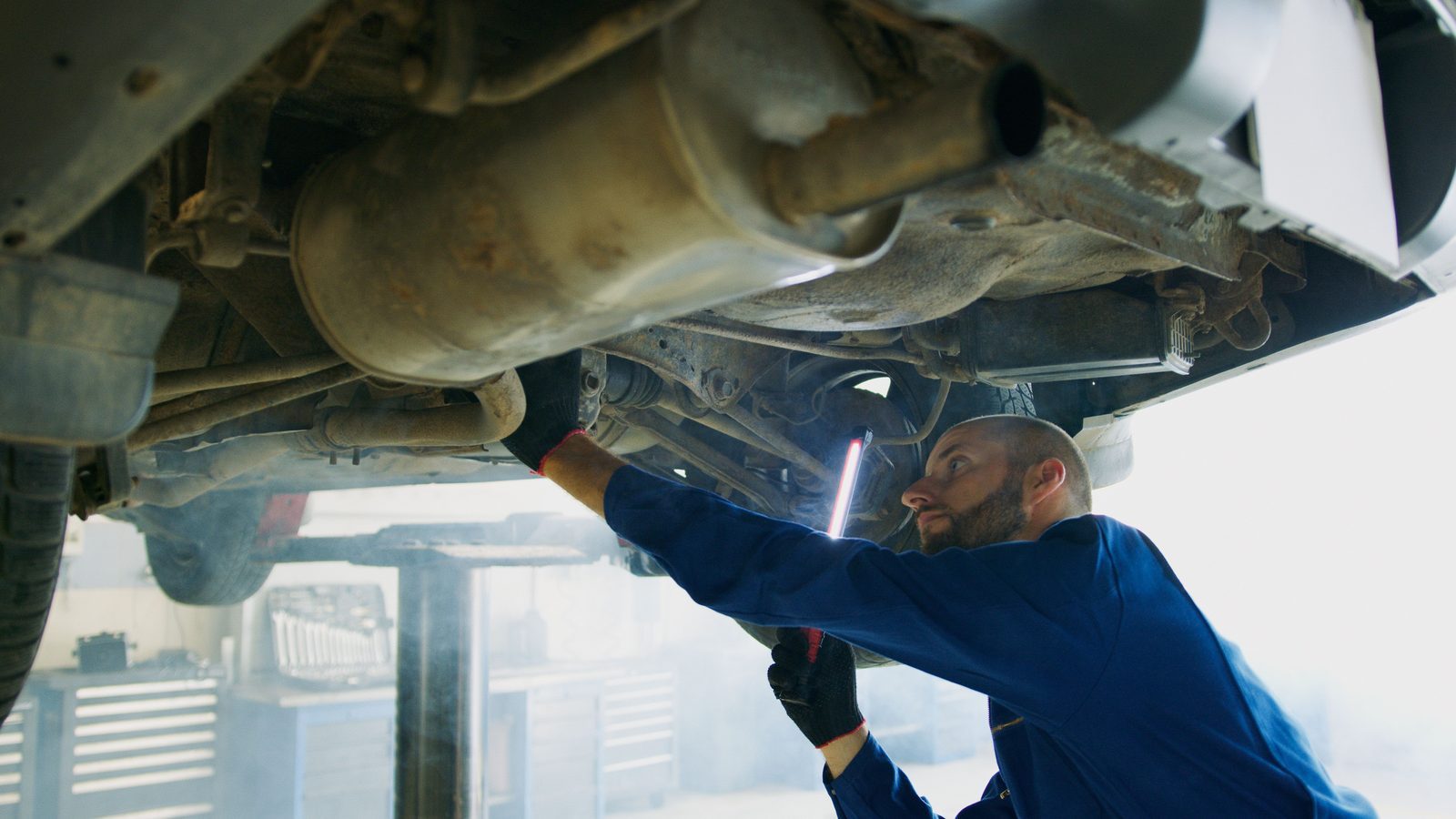 Carro sendo reparado na Car Fix Desk