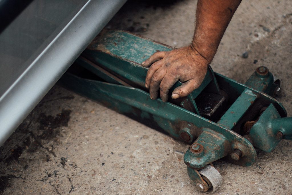 Imagem de profissionais trabalhando em auto reparo